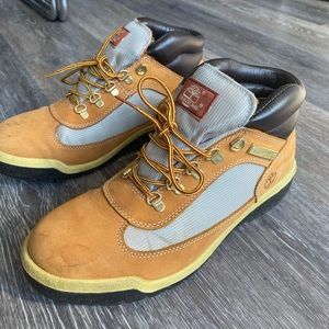 Mens size 9 wheat timberland field boot.